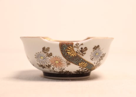 明治後期~大正九谷焼色絵菖蒲と菊図角小鉢