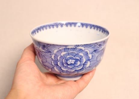 明治前期線描き牡丹図蓋茶碗①
