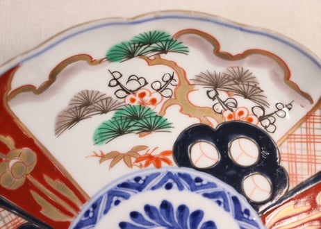 明治前期色絵三方に松竹梅図7寸皿②部分甘手
