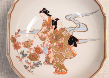 明治前期色絵流水に菊と婦人図角なます皿
