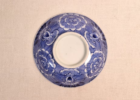 明治前期線描き牡丹図蓋茶碗①