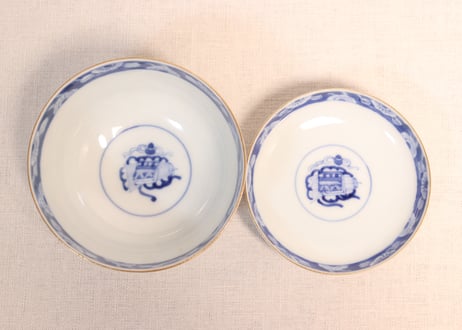 明治前期色絵窓絵に菊と春蘭図蓋茶碗