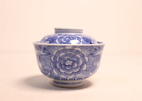 明治前期線描き牡丹図蓋茶碗①