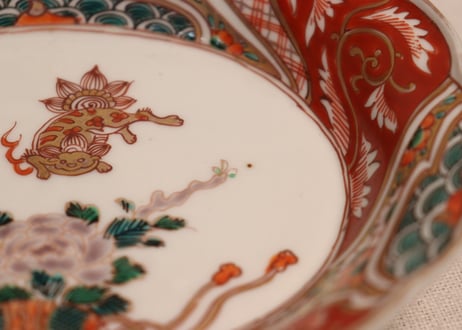 明治前期色絵獅子牡丹図楕円皿　黒点,釉剥げ