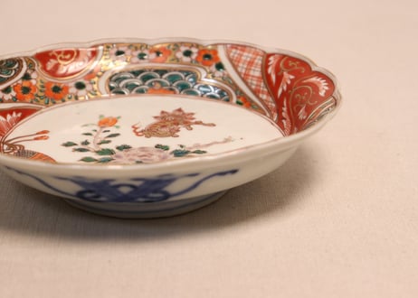 明治前期色絵獅子牡丹図楕円皿　黒点,釉剥げ
