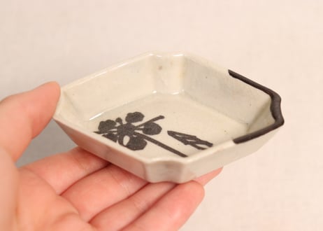 大正～昭和戦前織部焼花と菱文図菱形醬油小皿②かたつき
