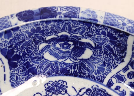 明治後期～大正紙刷宝に牡丹と唐草図9寸鉢 ややかたつき,縁少甘手