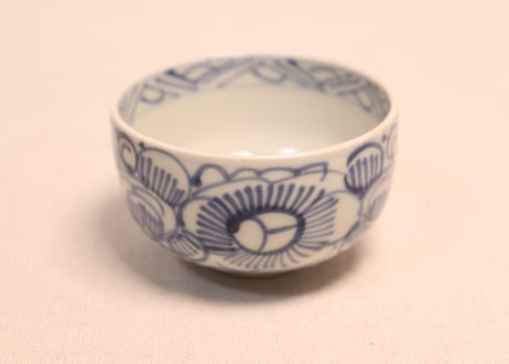 明治前期線描き三方牡丹図湯吞