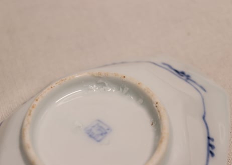 明治前期色絵草花と幾何学文図八角菱形皿　少かたつき
