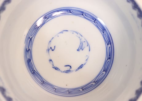 明治前期線描き牡丹図蓋茶碗①