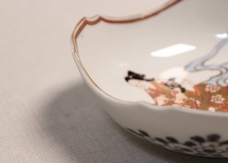 明治前期色絵流水に菊と婦人図角なます皿