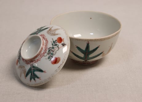 江戸中期色絵若松と草花に鈴虫図蓋茶碗①金彩擦れ