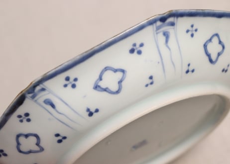 江戸後期染付窓絵と幾何学文図八角皿②小ホツ