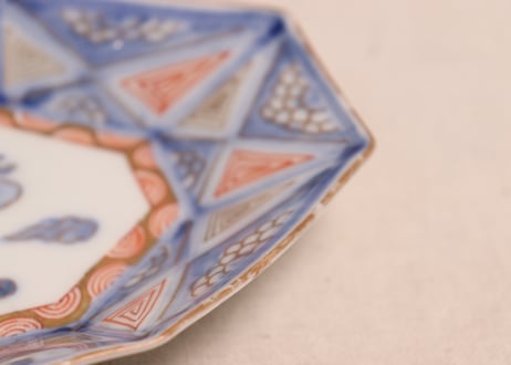 明治前期色絵草花と幾何学文図八角菱形皿　少かたつき