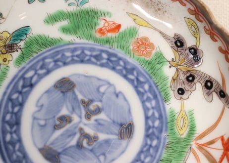 明治前期色絵花と蝶図通り物小皿