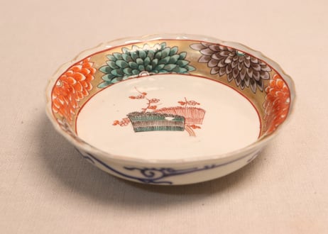 明治前期色絵芝垣と菊図なます皿②釉剥げ