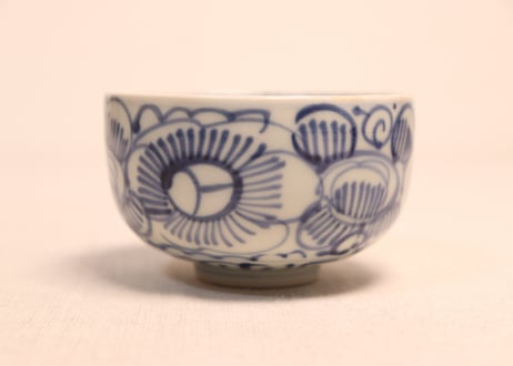 明治前期線描き三方牡丹図湯吞