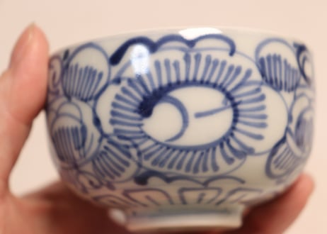 明治前期線描き三方牡丹図湯吞