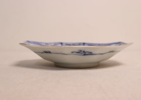 明治前期色絵草花と幾何学文図八角菱形皿　少かたつき