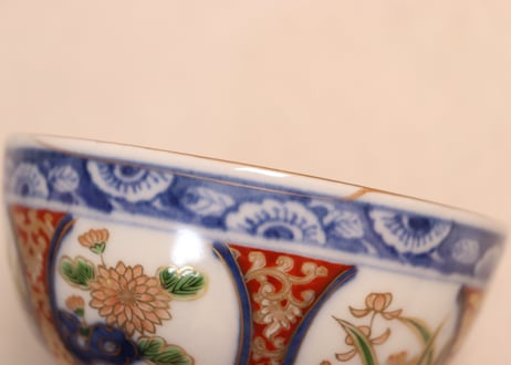 明治前期色絵窓絵に菊と春蘭図蓋茶碗