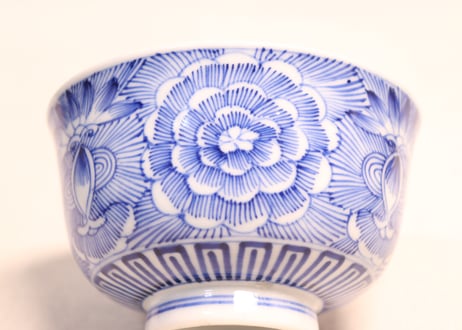 明治前期線描き牡丹図蓋茶碗①