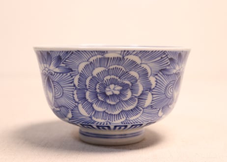 明治前期線描き牡丹図蓋茶碗①