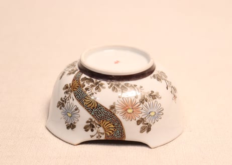 明治後期~大正九谷焼色絵菖蒲と菊図角小鉢