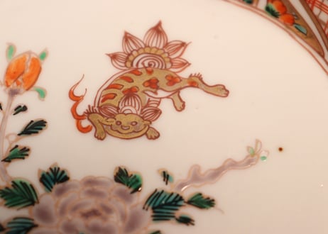 明治前期色絵獅子牡丹図楕円皿　黒点,釉剥げ