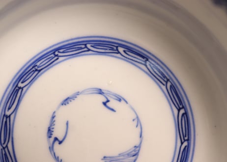 明治前期線描き牡丹図蓋茶碗①
