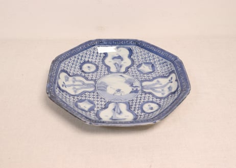 江戸後期染付窓絵と幾何学文図八角皿①