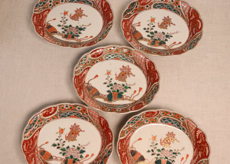 明治前期色絵獅子牡丹図楕円皿　黒点,釉剥げ