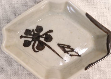 大正～昭和戦前織部焼花と菱文図菱形醤油小皿①