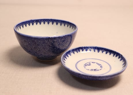 明治前期紙刷微塵唐草図蓋茶碗