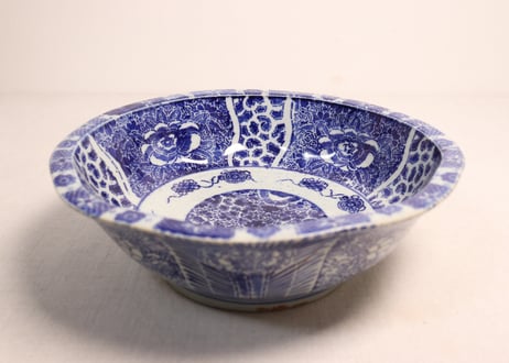 明治後期～大正紙刷宝に牡丹と唐草図9寸鉢 ややかたつき,縁少甘手
