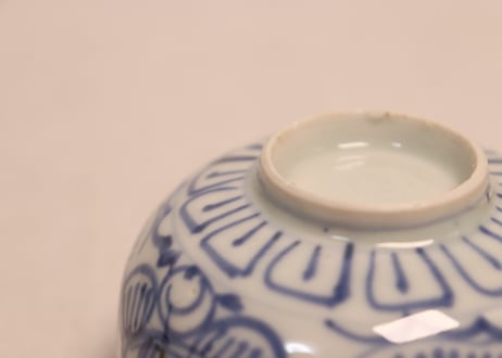 明治前期線描き三方牡丹図湯吞