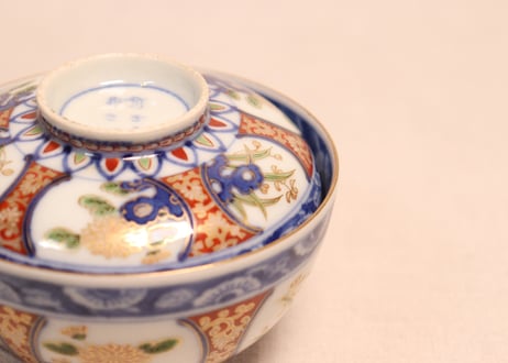 明治前期色絵窓絵に菊と春蘭図蓋茶碗