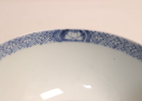 江戸後期赤絵金彩花と唐草図蓋茶碗①