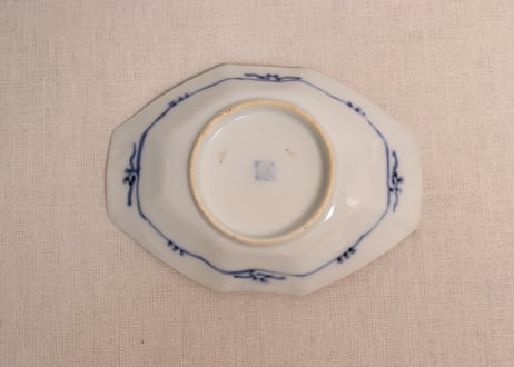明治前期色絵草花と幾何学文図八角菱形皿　少かたつき