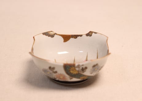 明治後期~大正九谷焼色絵菖蒲と菊図角小鉢