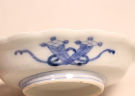 明治前期色絵獅子牡丹図楕円皿　黒点,釉剥げ
