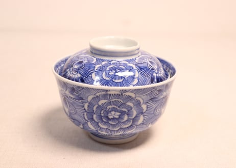 明治前期線描き牡丹図蓋茶碗①