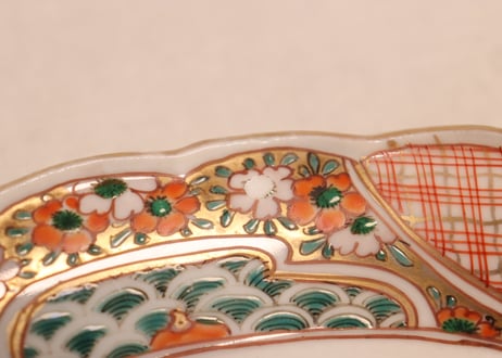 明治前期色絵獅子牡丹図楕円皿　黒点,釉剥げ