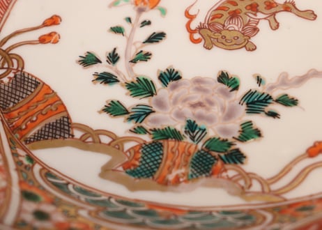 明治前期色絵獅子牡丹図楕円皿　黒点,釉剥げ