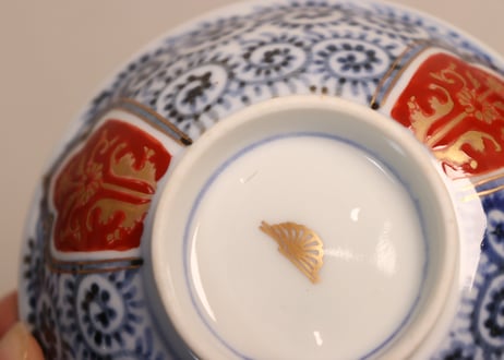 明治前期金彩赤絵菊と蛸唐草図蓋茶碗