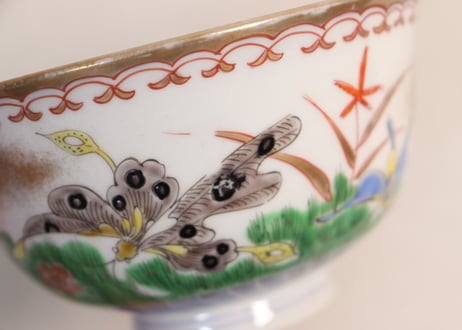 明治前期色絵花と蝶図通り物蓋茶碗①