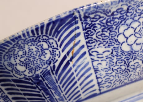 明治後期～大正紙刷宝に牡丹と唐草図9寸鉢 ややかたつき,縁少甘手