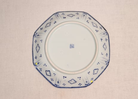 江戸後期染付窓絵と幾何学文図八角皿②小ホツ