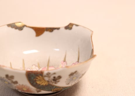 明治後期~大正九谷焼色絵菖蒲と菊図角小鉢
