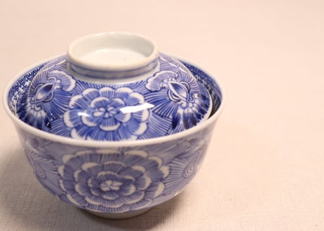 明治前期線描き牡丹図蓋茶碗①