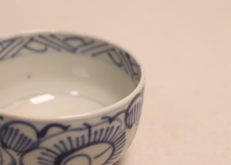明治前期線描き三方牡丹図湯吞
